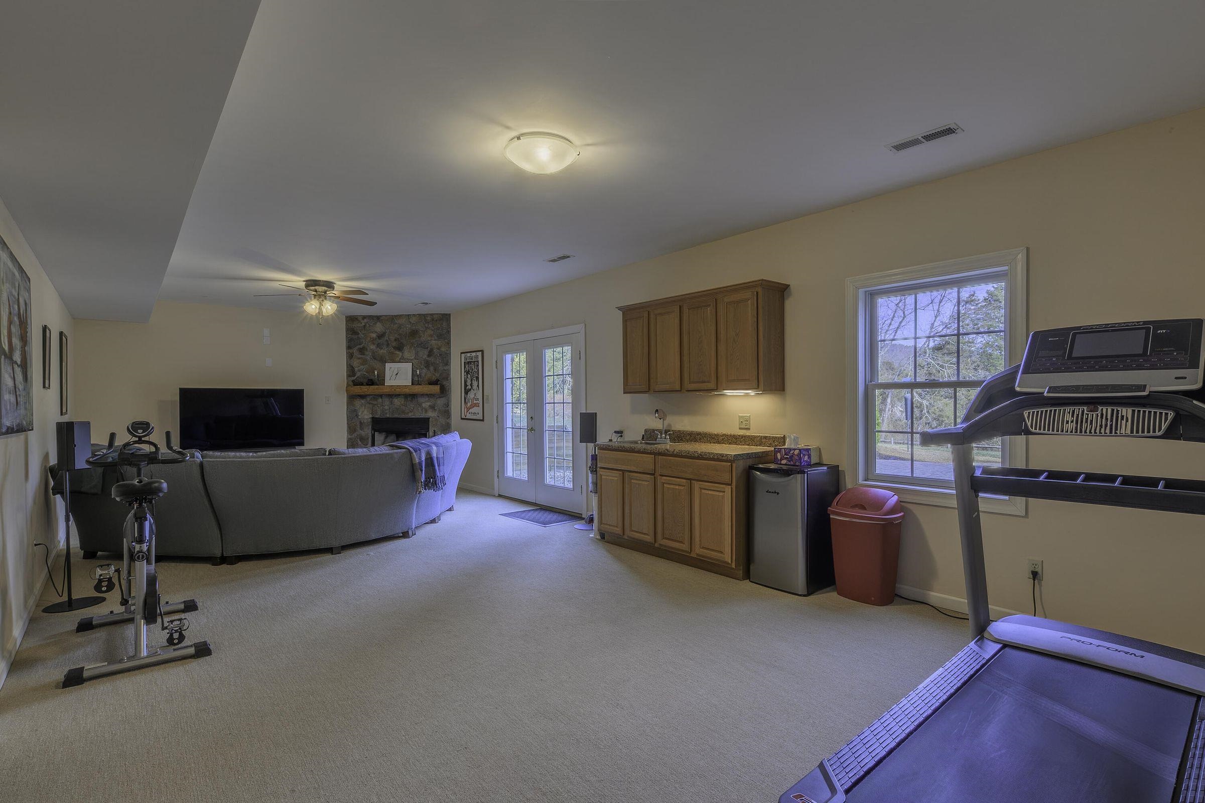 Lots of basement space to customize for your own purposes Lots of basement space to customize for your own purposes