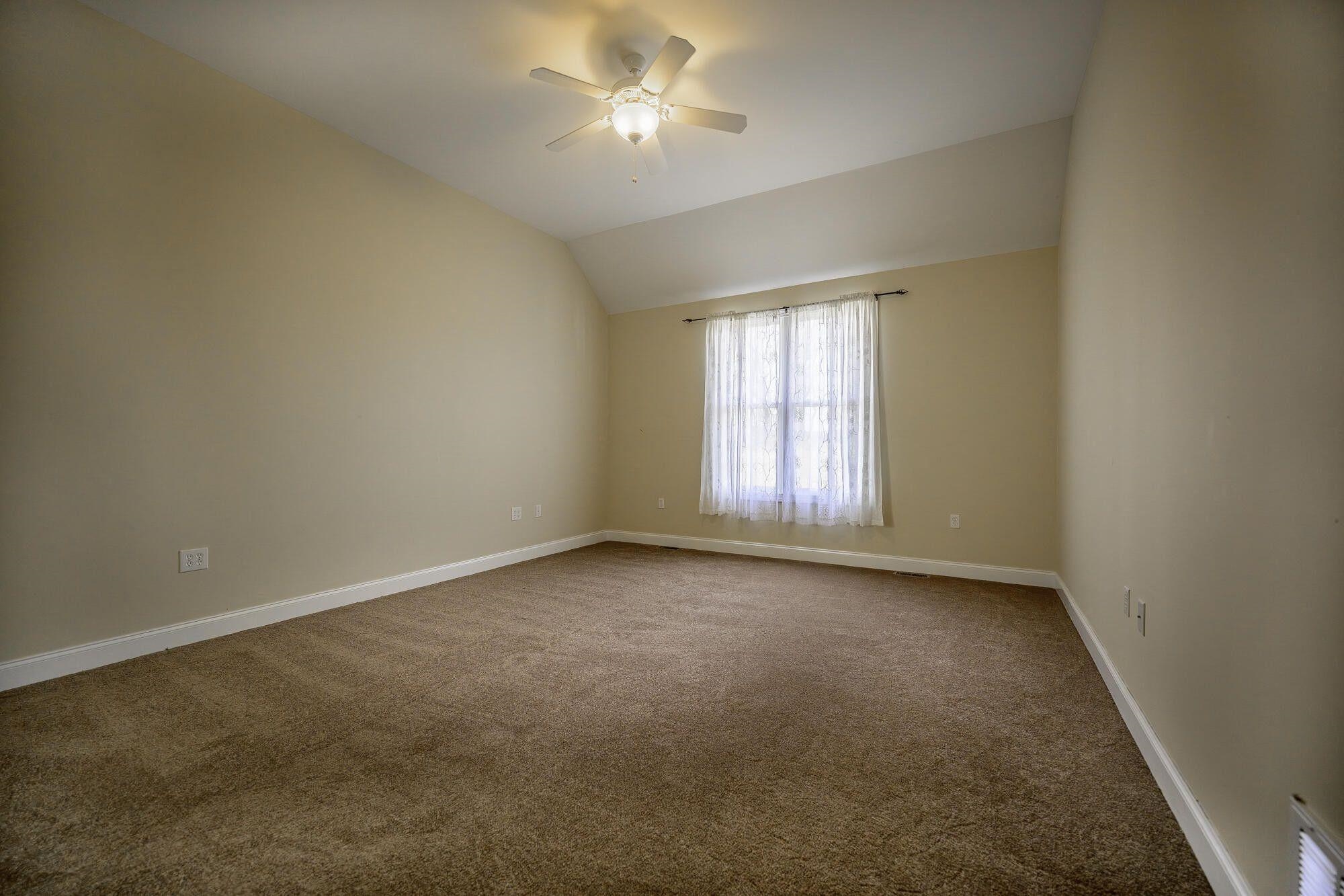 Size of the Primary Bedroom is 15'4