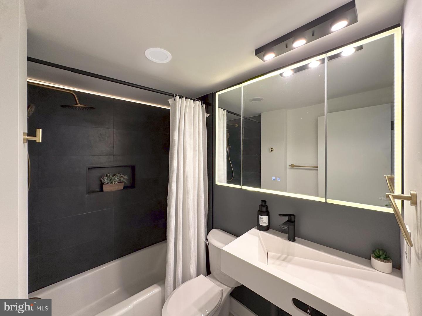 3245 RIO #206, FALLS CHURCH, Virginia 22041, 2 Bedrooms Bedrooms, 4 Rooms Rooms,1 BathroomBathrooms,Residential,For sale,3245 RIO #206,VAFX2291196 MLS # VAFX2291196