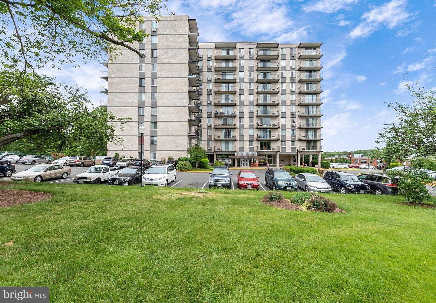 3245 RIO #206, FALLS CHURCH, Virginia 22041, 2 Bedrooms Bedrooms, 4 Rooms Rooms,1 BathroomBathrooms,Residential,For sale,3245 RIO #206,VAFX2291196 MLS # VAFX2291196