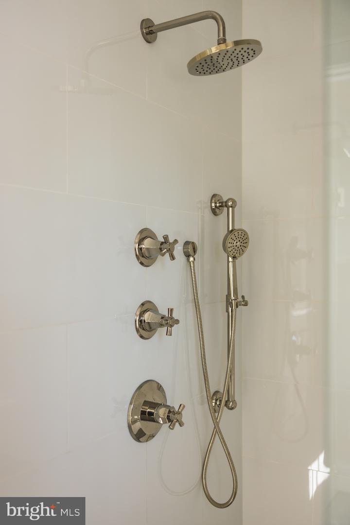 632 N KENMORE ST, ARLINGTON, Virginia 22201, 5 Bedrooms Bedrooms, ,4 BathroomsBathrooms,Residential,For sale,632 N KENMORE ST,VAAR2069018 MLS # VAAR2069018