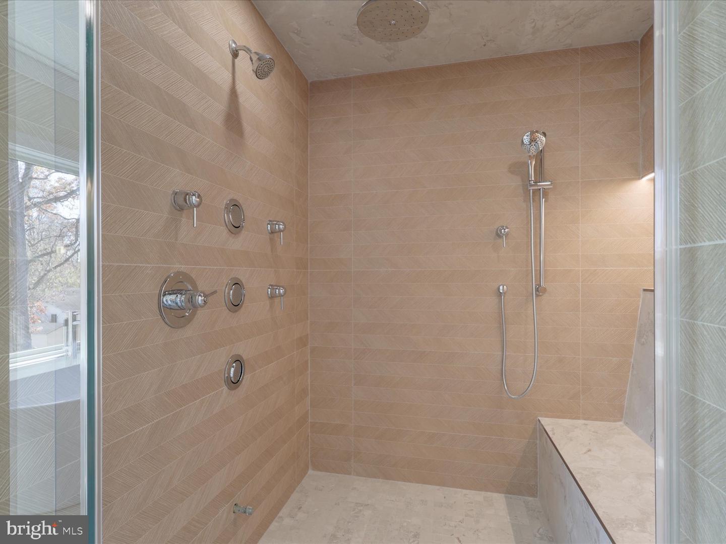 616 GIBSON CIR SW, VIENNA, Virginia 22180, 6 Bedrooms Bedrooms, ,6 BathroomsBathrooms,Residential,For sale,616 GIBSON CIR SW,VAFX2292498 MLS # VAFX2292498