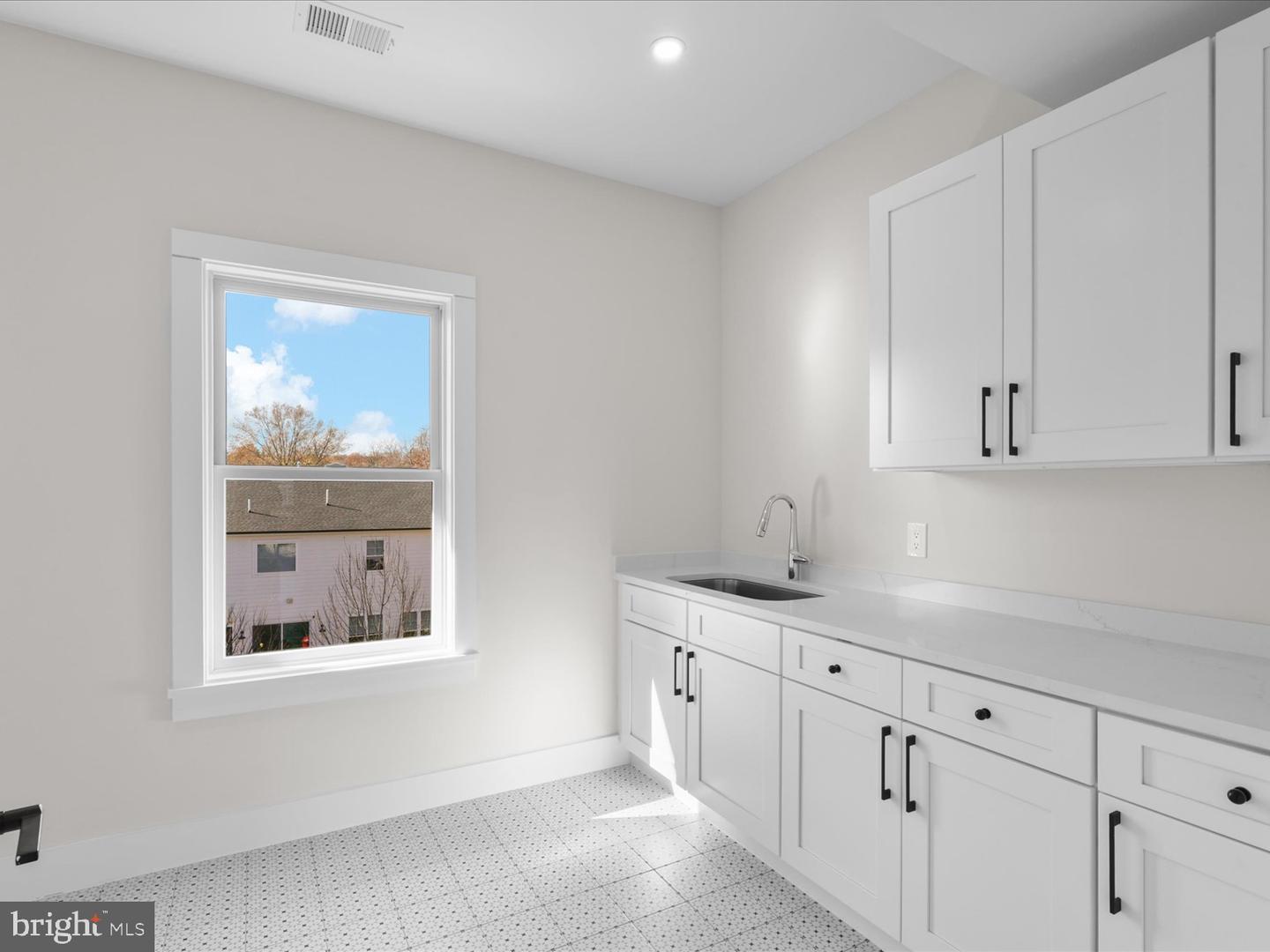 616 GIBSON CIR SW, VIENNA, Virginia 22180, 6 Bedrooms Bedrooms, ,6 BathroomsBathrooms,Residential,For sale,616 GIBSON CIR SW,VAFX2292498 MLS # VAFX2292498