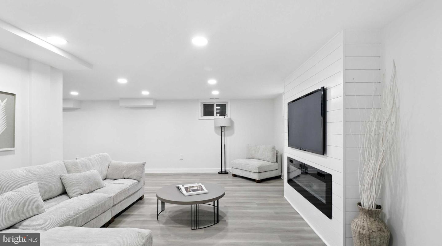 7746 16TH ST NW, WASHINGTON, District Of Columbia 20012, 7 Bedrooms Bedrooms, 26 Rooms Rooms,5 BathroomsBathrooms,Residential,For sale,7746 16TH ST NW,DCDC2247512 MLS # DCDC2247512