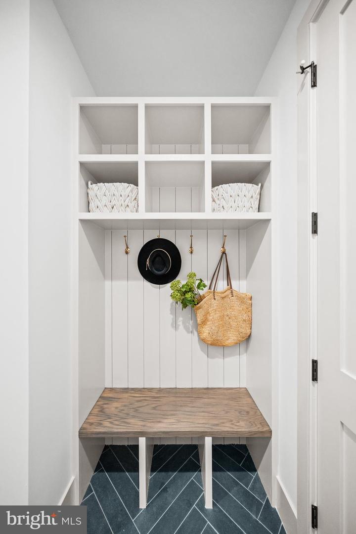 2133 N OAKLAND ST, ARLINGTON, Virginia 22207, 4 Bedrooms Bedrooms, ,4 BathroomsBathrooms,Residential,For sale,2133 N OAKLAND ST,VAAR2069226 MLS # VAAR2069226