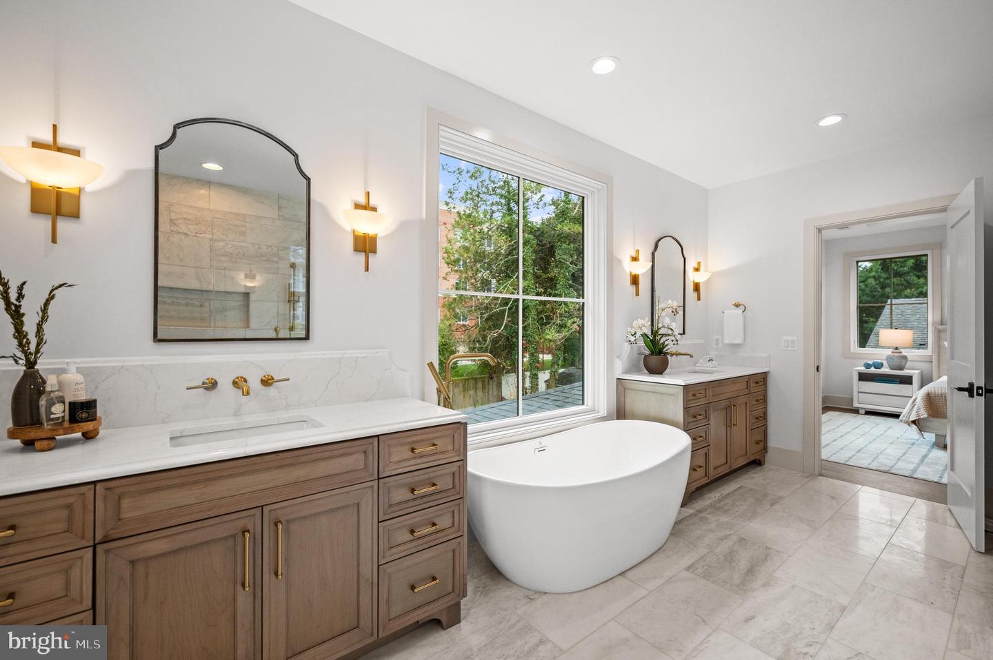 2133 N OAKLAND ST, ARLINGTON, Virginia 22207, 4 Bedrooms Bedrooms, ,4 BathroomsBathrooms,Residential,For sale,2133 N OAKLAND ST,VAAR2069226 MLS # VAAR2069226