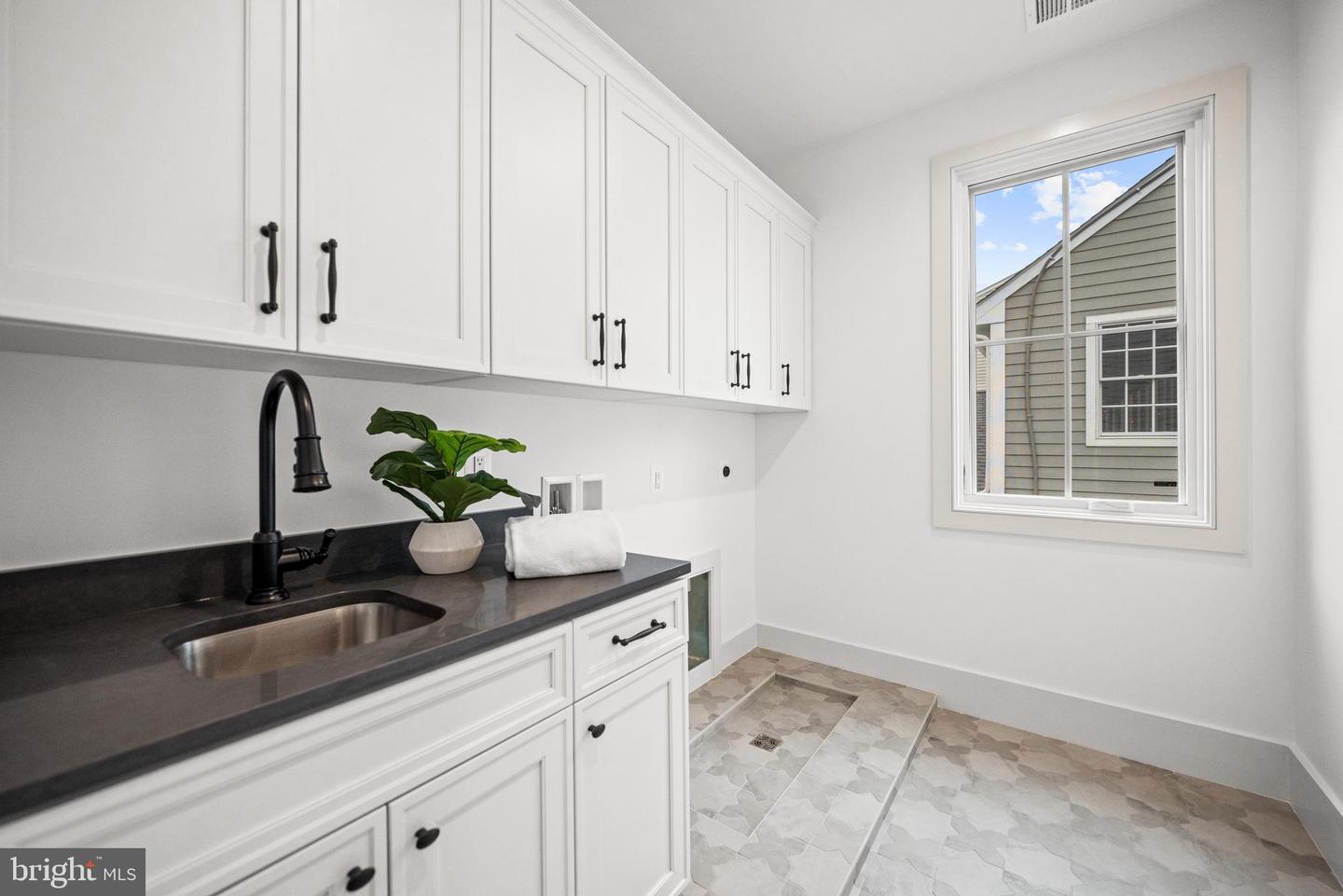 2133 N OAKLAND ST, ARLINGTON, Virginia 22207, 4 Bedrooms Bedrooms, ,4 BathroomsBathrooms,Residential,For sale,2133 N OAKLAND ST,VAAR2069226 MLS # VAAR2069226