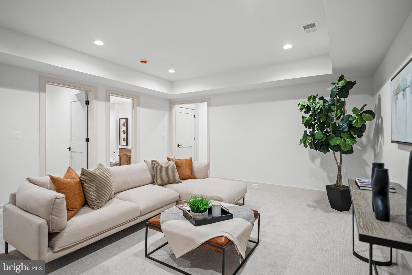 2133 N OAKLAND ST, ARLINGTON, Virginia 22207, 4 Bedrooms Bedrooms, ,4 BathroomsBathrooms,Residential,For sale,2133 N OAKLAND ST,VAAR2069226 MLS # VAAR2069226