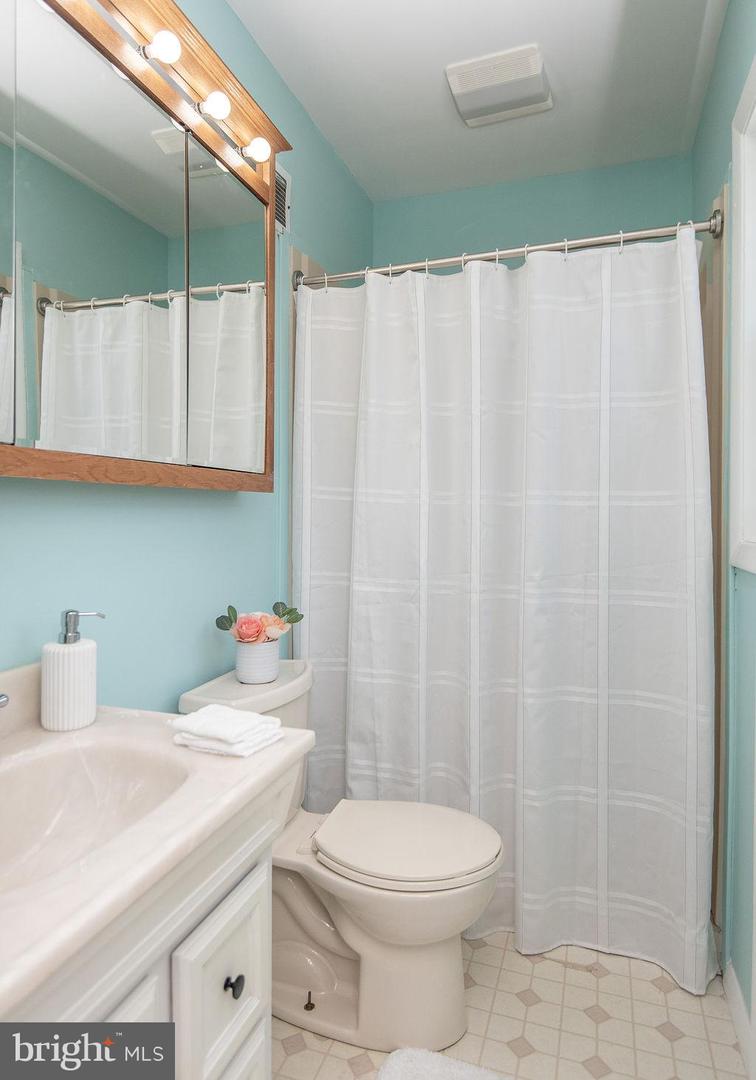 811 FALL PL, HERNDON, Virginia 20170, 5 Bedrooms Bedrooms, 8 Rooms Rooms,2 BathroomsBathrooms,Residential,For sale,811 FALL PL,VAFX2276098 MLS # VAFX2276098