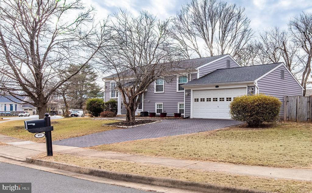 811 FALL PL, HERNDON, Virginia 20170, 5 Bedrooms Bedrooms, 8 Rooms Rooms,2 BathroomsBathrooms,Residential,For sale,811 FALL PL,VAFX2276098 MLS # VAFX2276098