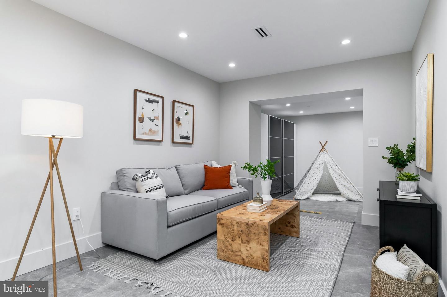 3431 14TH ST N, ARLINGTON, Virginia 22201, 4 Bedrooms Bedrooms, ,4 BathroomsBathrooms,Residential,For sale,3431 14TH ST N,VAAR2067232 MLS # VAAR2067232