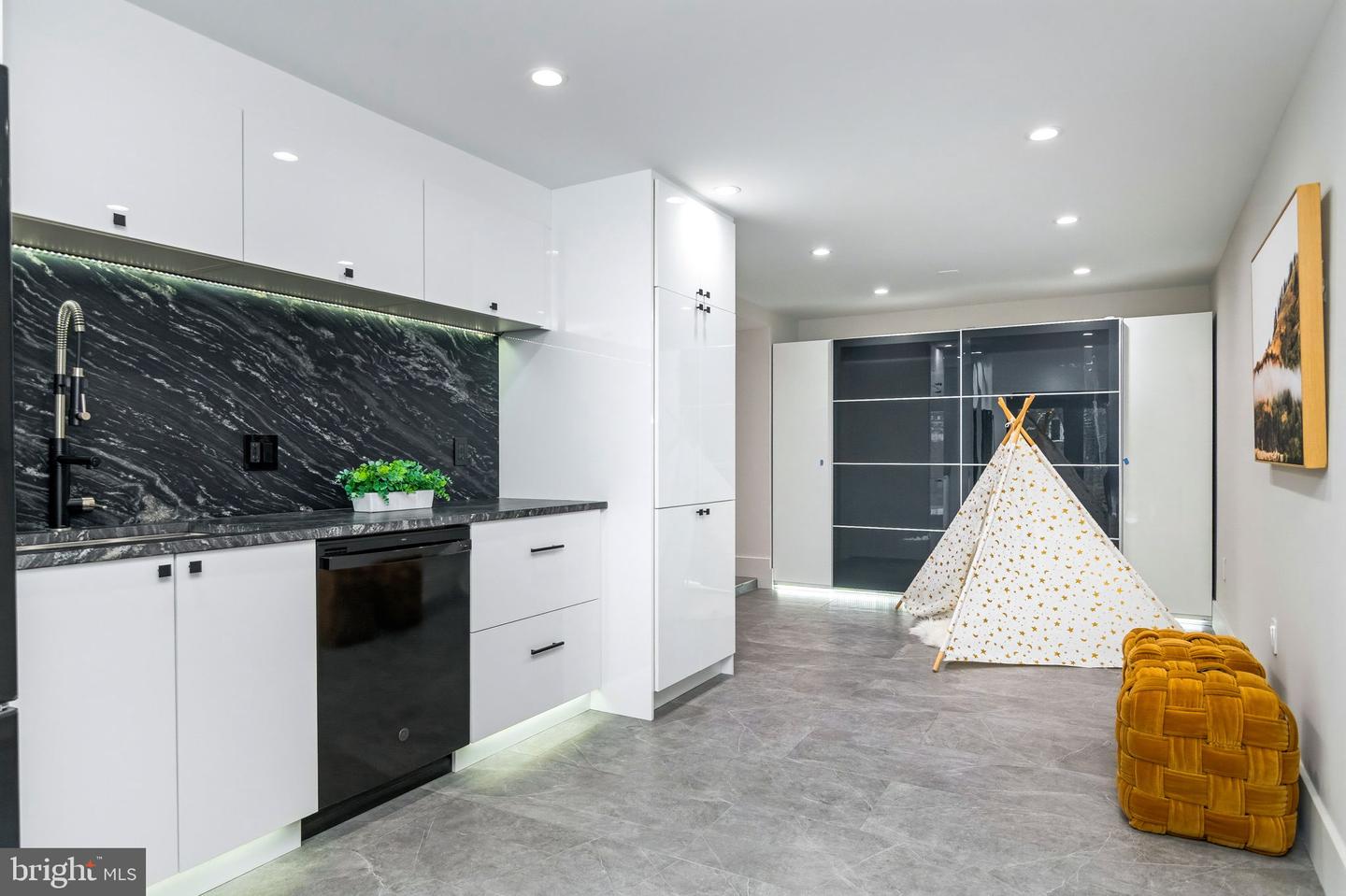 3431 14TH ST N, ARLINGTON, Virginia 22201, 4 Bedrooms Bedrooms, ,4 BathroomsBathrooms,Residential,For sale,3431 14TH ST N,VAAR2067232 MLS # VAAR2067232