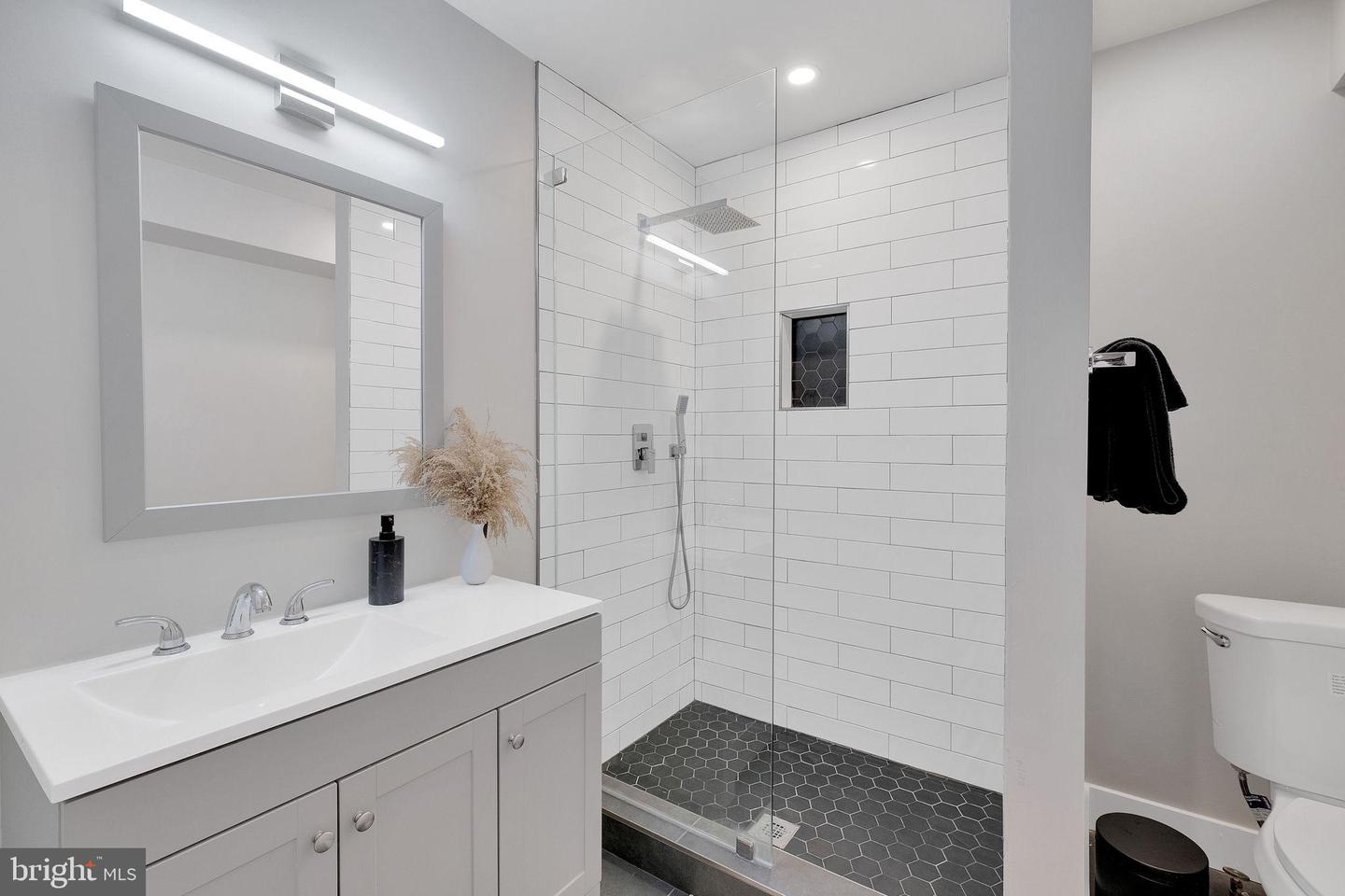 3811 SUITLAND RD SE, WASHINGTON, District Of Columbia 20020, 7 Bedrooms Bedrooms, 12 Rooms Rooms,5 BathroomsBathrooms,Residential,For sale,3811 SUITLAND RD SE,DCDC2242240 MLS # DCDC2242240