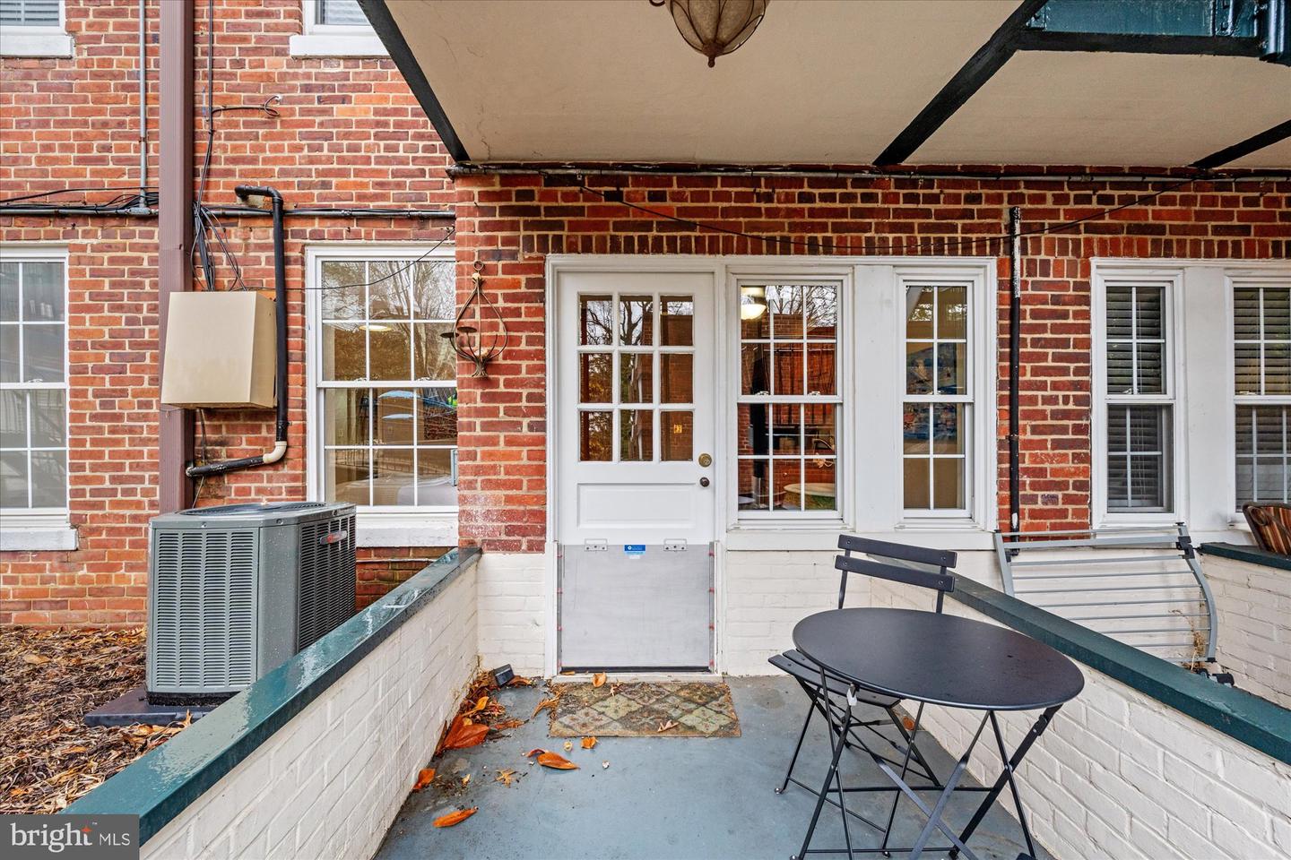 402 COMMONWEALTH AVE #106, ALEXANDRIA, Virginia 22301, 2 Bedrooms Bedrooms, ,1 BathroomBathrooms,Residential,For sale,402 COMMONWEALTH AVE #106,VAAX2053600 MLS # VAAX2053600