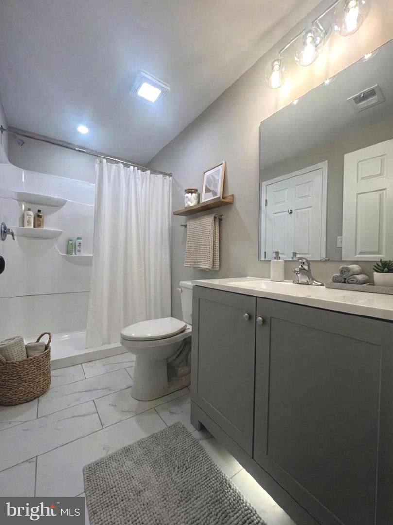 624 FOXCROFT RD, WARRENTON, Virginia 20186, 4 Bedrooms Bedrooms, 7 Rooms Rooms,3 BathroomsBathrooms,Residential,For sale,624 FOXCROFT RD,VAFQ2020358 MLS # VAFQ2020358