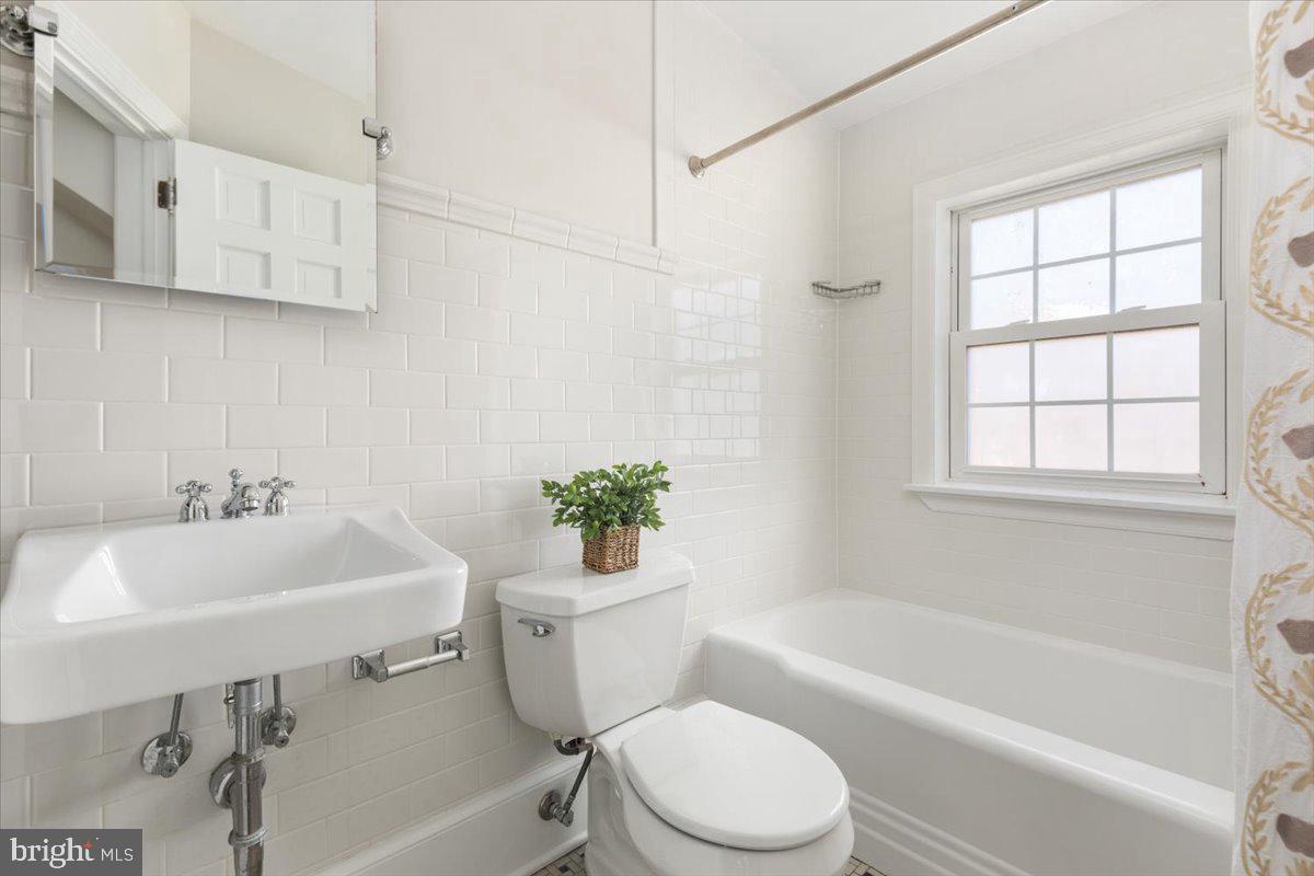 245 JEFFERSON ST, WARRENTON, Virginia 20186, 3 Bedrooms Bedrooms, 14 Rooms Rooms,2 BathroomsBathrooms,Residential,For sale,245 JEFFERSON ST,VAFQ2020392 MLS # VAFQ2020392