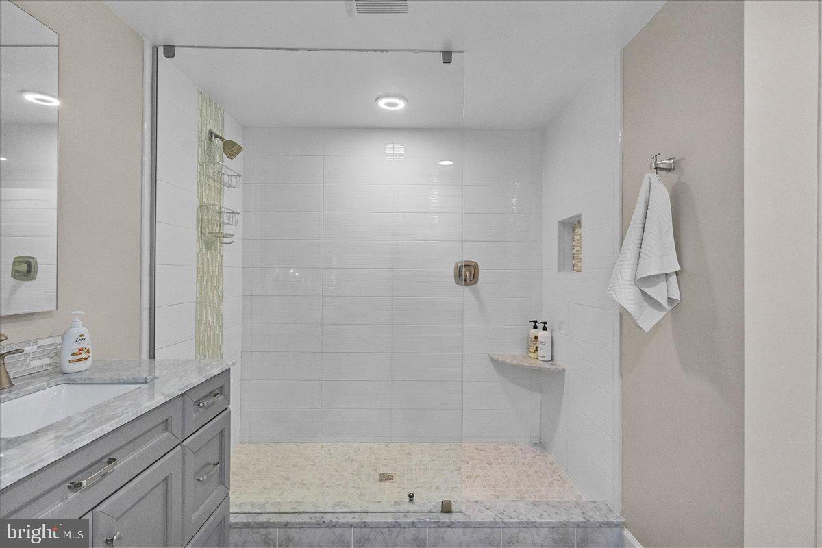 15401 SILVAN GLEN DR, DUMFRIES, Virginia 22025, 5 Bedrooms Bedrooms, ,3 BathroomsBathrooms,Residential,For sale,15401 SILVAN GLEN DR,VAPW2111924 MLS # VAPW2111924