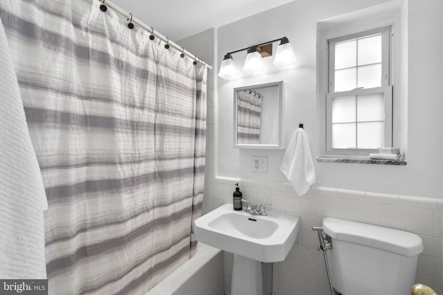 3536 GUNSTON ROAD, ALEXANDRIA, Virginia 22302, 2 Bedrooms Bedrooms, ,1 BathroomBathrooms,Residential,For sale,3536 GUNSTON ROAD,VAAX2053892 MLS # VAAX2053892