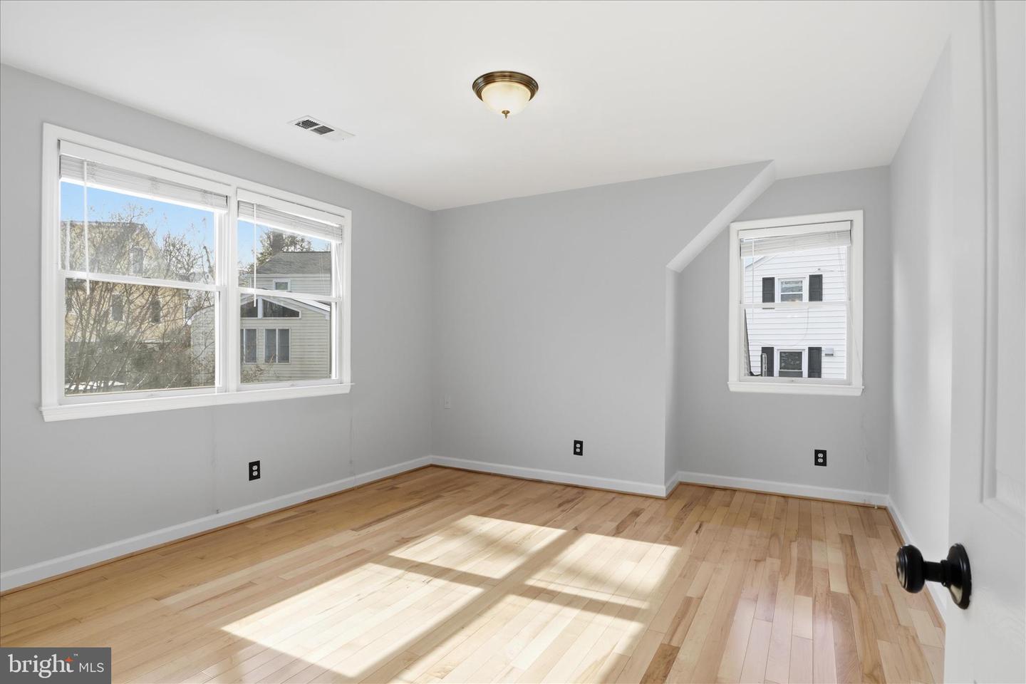 2406 S DINWIDDIE ST, ARLINGTON, Virginia 22206, 4 Bedrooms Bedrooms, ,2 BathroomsBathrooms,Residential,For sale,2406 S DINWIDDIE ST,VAAR2068748 MLS # VAAR2068748