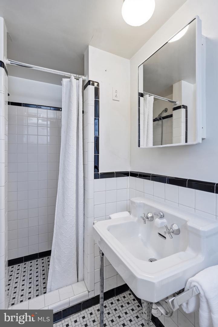 910 20TH ST S, ARLINGTON, Virginia 22202, 3 Bedrooms Bedrooms, ,2 BathroomsBathrooms,Residential,For sale,910 20TH ST S,VAAR2068870 MLS # VAAR2068870