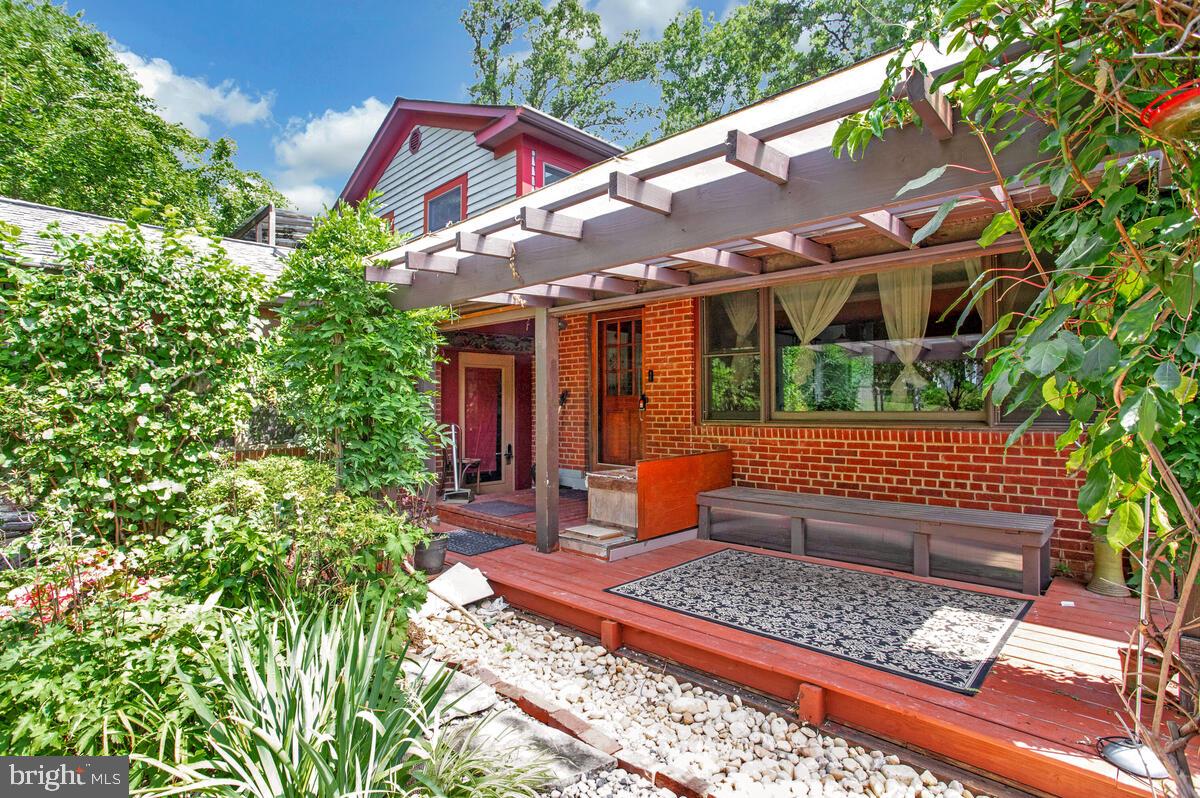 997 N SYCAMORE ST N, FALLS CHURCH, Virginia 22046, 5 Bedrooms Bedrooms, ,3 BathroomsBathrooms,Residential,For sale,997 N SYCAMORE ST N,VAFA2003578 MLS # VAFA2003578