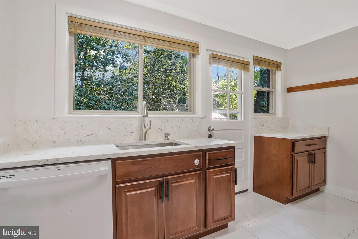 997 N SYCAMORE ST N, FALLS CHURCH, Virginia 22046, 5 Bedrooms Bedrooms, ,3 BathroomsBathrooms,Residential,For sale,997 N SYCAMORE ST N,VAFA2003578 MLS # VAFA2003578