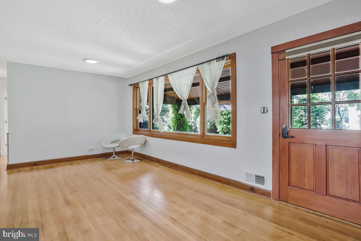 997 N SYCAMORE ST N, FALLS CHURCH, Virginia 22046, 5 Bedrooms Bedrooms, ,3 BathroomsBathrooms,Residential,For sale,997 N SYCAMORE ST N,VAFA2003578 MLS # VAFA2003578