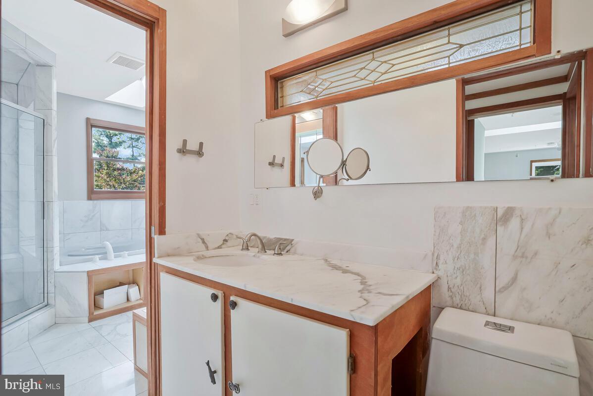 997 N SYCAMORE ST N, FALLS CHURCH, Virginia 22046, 5 Bedrooms Bedrooms, ,3 BathroomsBathrooms,Residential,For sale,997 N SYCAMORE ST N,VAFA2003578 MLS # VAFA2003578