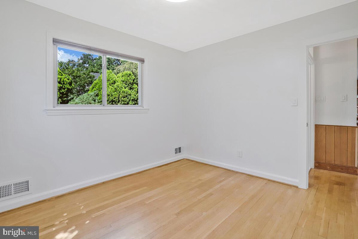 997 N SYCAMORE ST N, FALLS CHURCH, Virginia 22046, 5 Bedrooms Bedrooms, ,3 BathroomsBathrooms,Residential,For sale,997 N SYCAMORE ST N,VAFA2003578 MLS # VAFA2003578