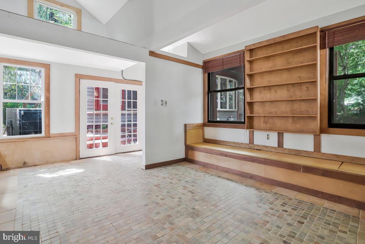 997 N SYCAMORE ST N, FALLS CHURCH, Virginia 22046, 5 Bedrooms Bedrooms, ,3 BathroomsBathrooms,Residential,For sale,997 N SYCAMORE ST N,VAFA2003578 MLS # VAFA2003578