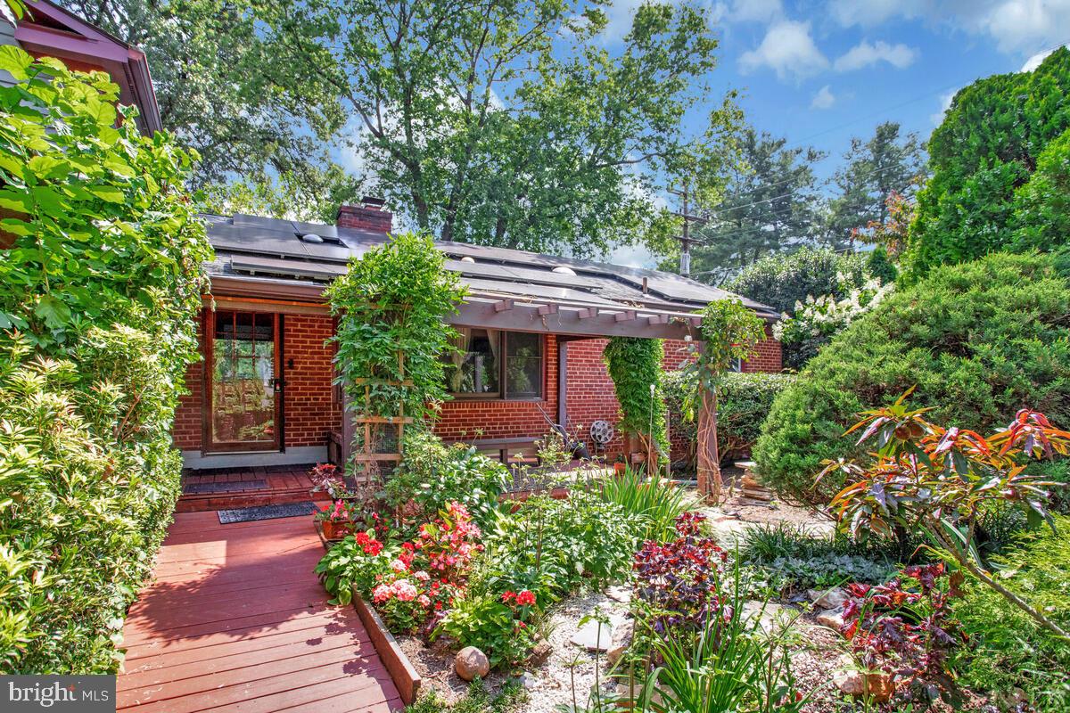 997 N SYCAMORE ST N, FALLS CHURCH, Virginia 22046, 5 Bedrooms Bedrooms, ,3 BathroomsBathrooms,Residential,For sale,997 N SYCAMORE ST N,VAFA2003578 MLS # VAFA2003578