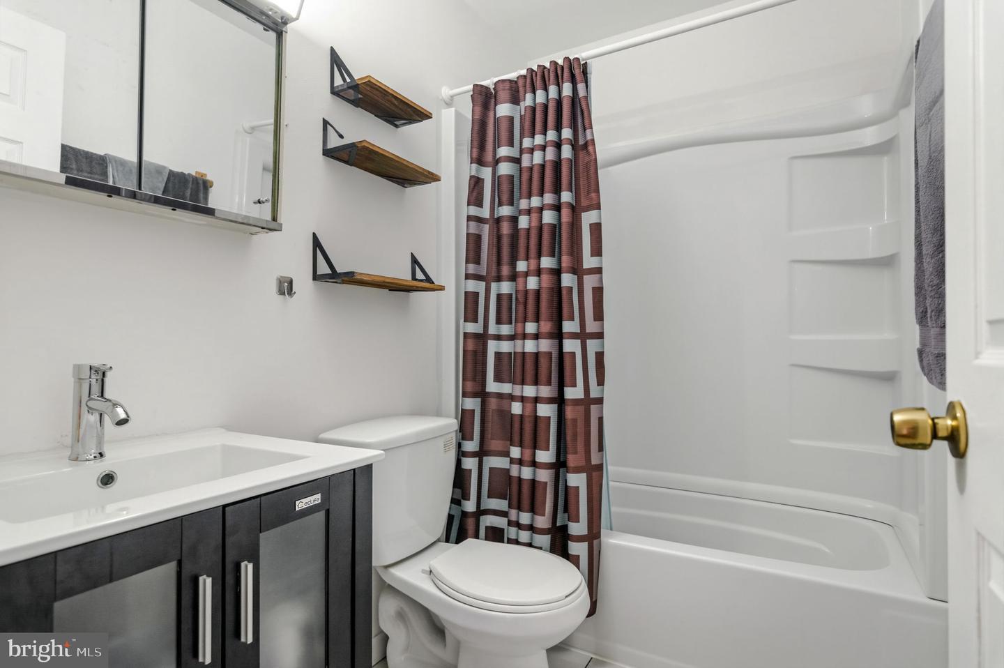 117 W CONCORD CT W, STERLING, Virginia 20164, 3 Bedrooms Bedrooms, ,1 BathroomBathrooms,Residential,For sale,117 W CONCORD CT W,VALO2116020 MLS # VALO2116020