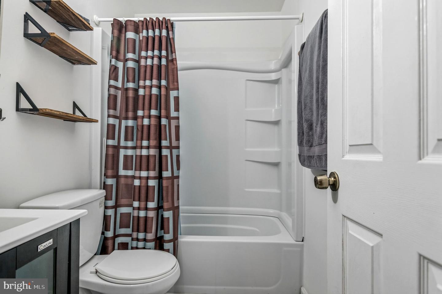 117 W CONCORD CT W, STERLING, Virginia 20164, 3 Bedrooms Bedrooms, ,1 BathroomBathrooms,Residential,For sale,117 W CONCORD CT W,VALO2116020 MLS # VALO2116020