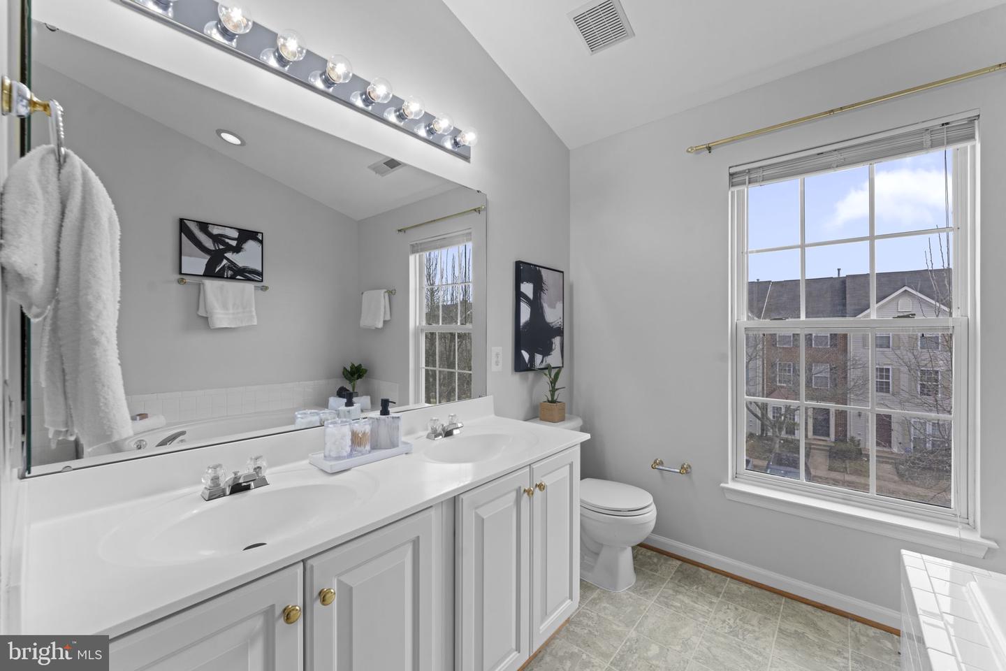 9822 MAITLAND LOOP, BRISTOW, Virginia 20136, 2 Bedrooms Bedrooms, ,2 BathroomsBathrooms,Residential,For sale,9822 MAITLAND LOOP,VAPW2112794 MLS # VAPW2112794