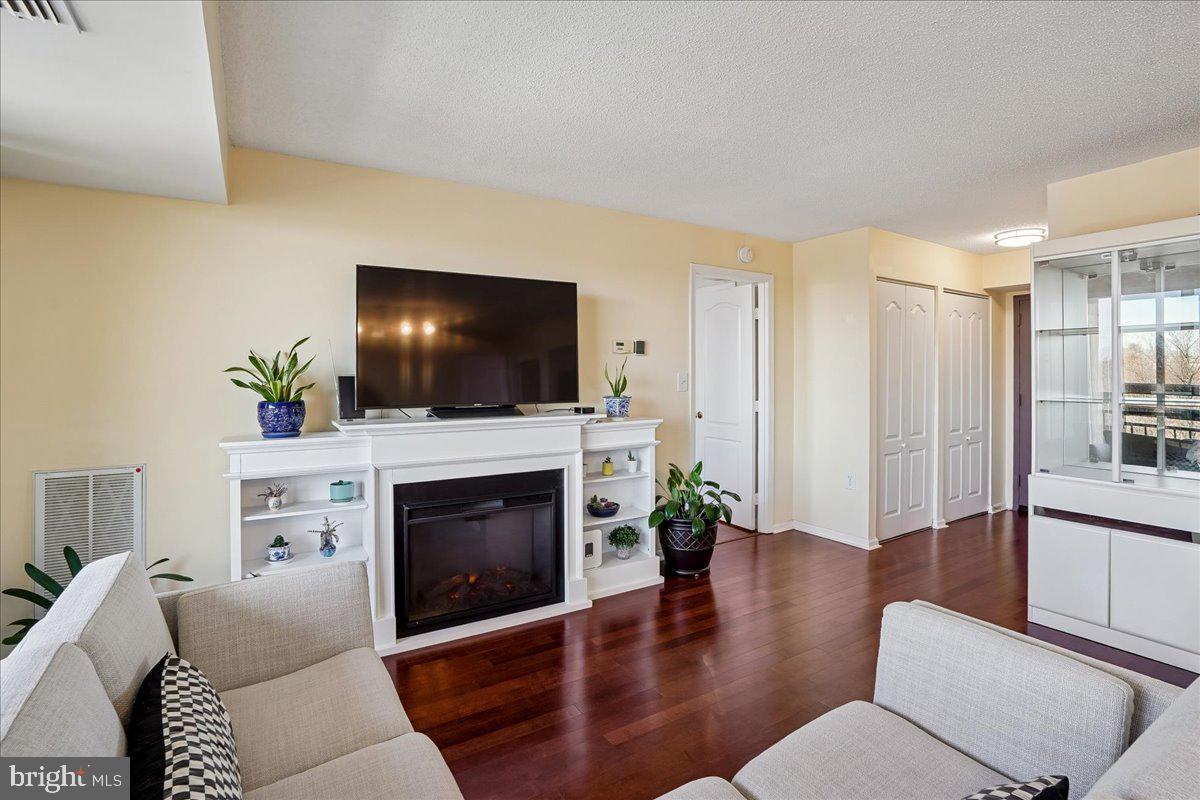 2230 GEORGE C MARSHALL DR #904, FALLS CHURCH, Virginia 22043, 2 Bedrooms Bedrooms, ,2 BathroomsBathrooms,Residential,For sale,2230 GEORGE C MARSHALL DR #904,VAFX2291972 MLS # VAFX2291972