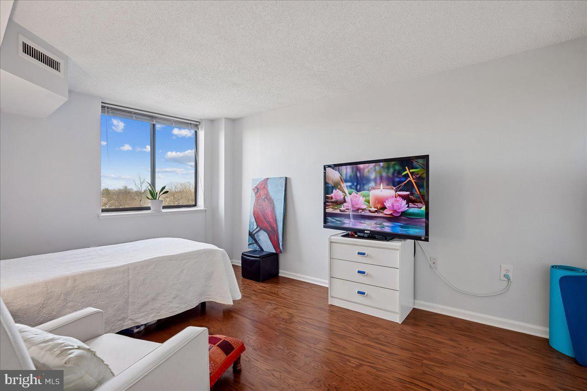 2230 GEORGE C MARSHALL DR #904, FALLS CHURCH, Virginia 22043, 2 Bedrooms Bedrooms, ,2 BathroomsBathrooms,Residential,For sale,2230 GEORGE C MARSHALL DR #904,VAFX2291972 MLS # VAFX2291972