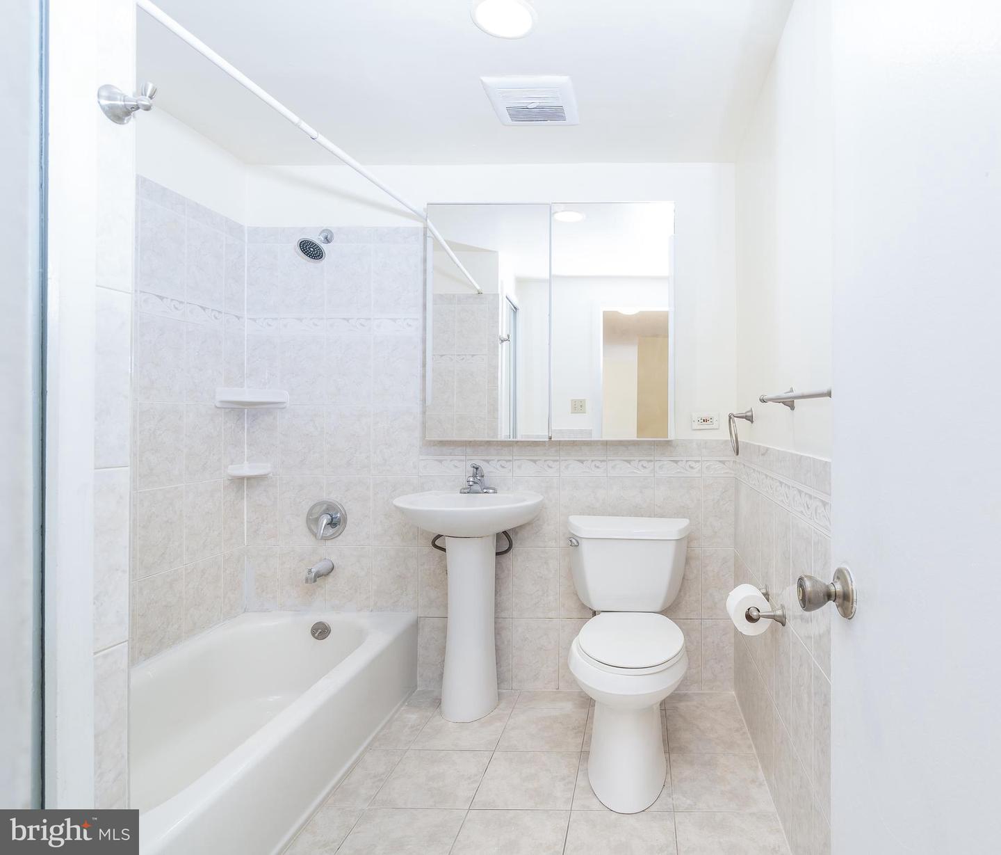 4600 DUKE ST #1116, ALEXANDRIA, Virginia 22304, 2 Bedrooms Bedrooms, ,1 BathroomBathrooms,Residential,For sale,4600 DUKE ST #1116,VAAX2054390 MLS # VAAX2054390