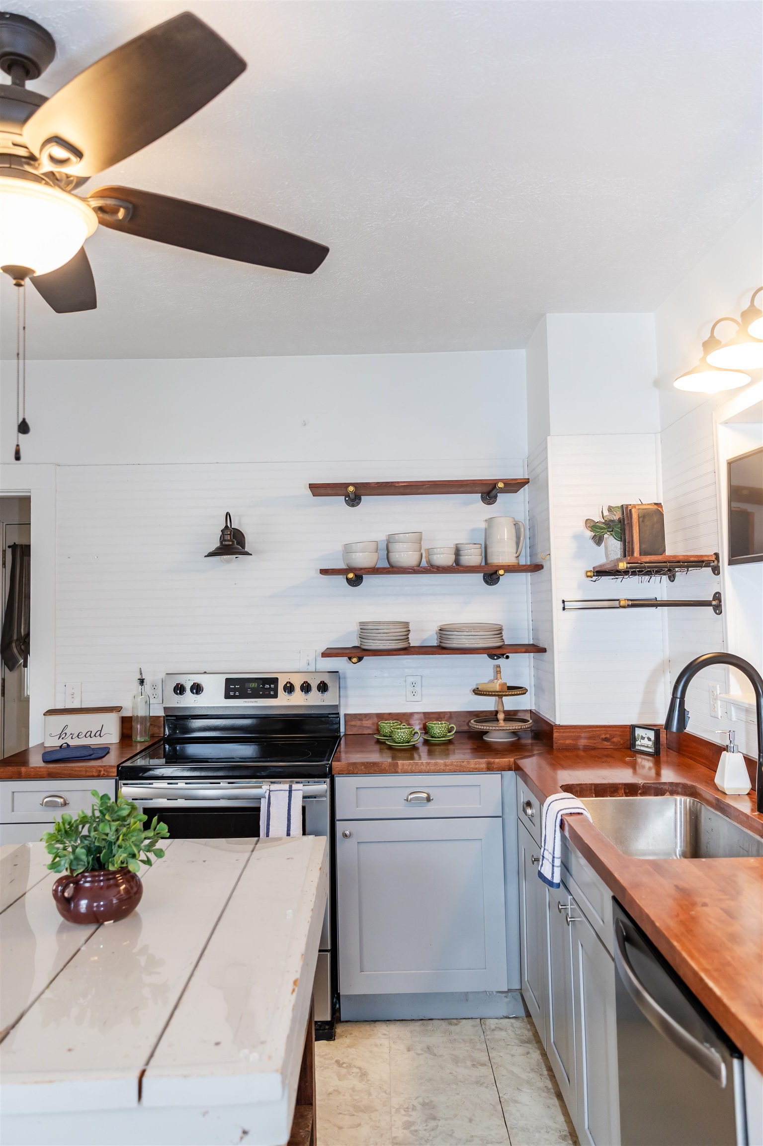 713 NW THORNHILL RD, LEXINGTON, Virginia 24450, 2 Bedrooms Bedrooms, ,1 BathroomBathrooms,Residential,713 NW THORNHILL RD,673655 MLS # 673655 713 NW THORNHILL RD, LEXINGTON, Virginia 24450, 2 Bedrooms Bedrooms, ,1 BathroomBathrooms,Residential,713 NW THORNHILL RD,673655 MLS # 673655