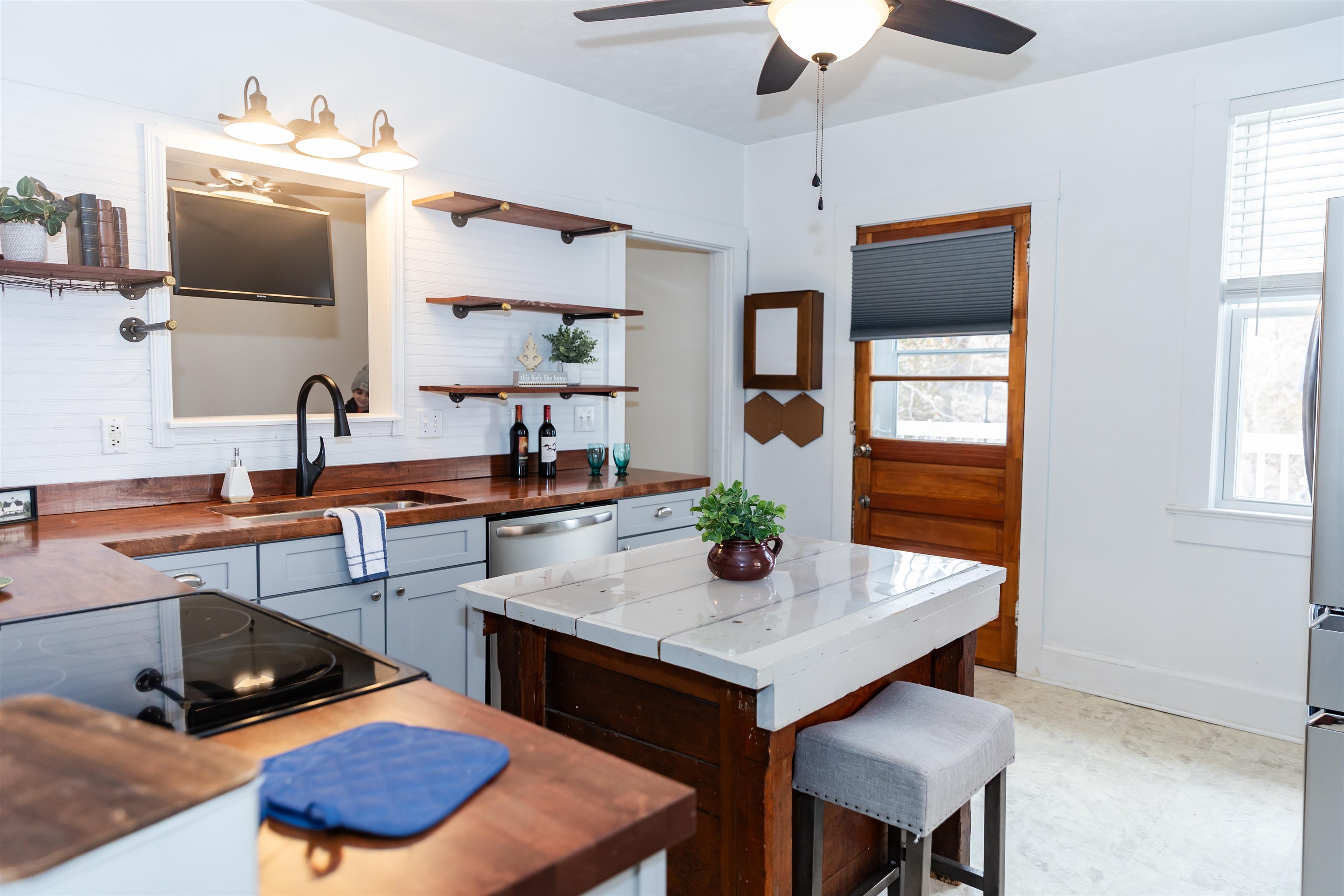 713 NW THORNHILL RD, LEXINGTON, Virginia 24450, 2 Bedrooms Bedrooms, ,1 BathroomBathrooms,Residential,713 NW THORNHILL RD,673655 MLS # 673655 713 NW THORNHILL RD, LEXINGTON, Virginia 24450, 2 Bedrooms Bedrooms, ,1 BathroomBathrooms,Residential,713 NW THORNHILL RD,673655 MLS # 673655