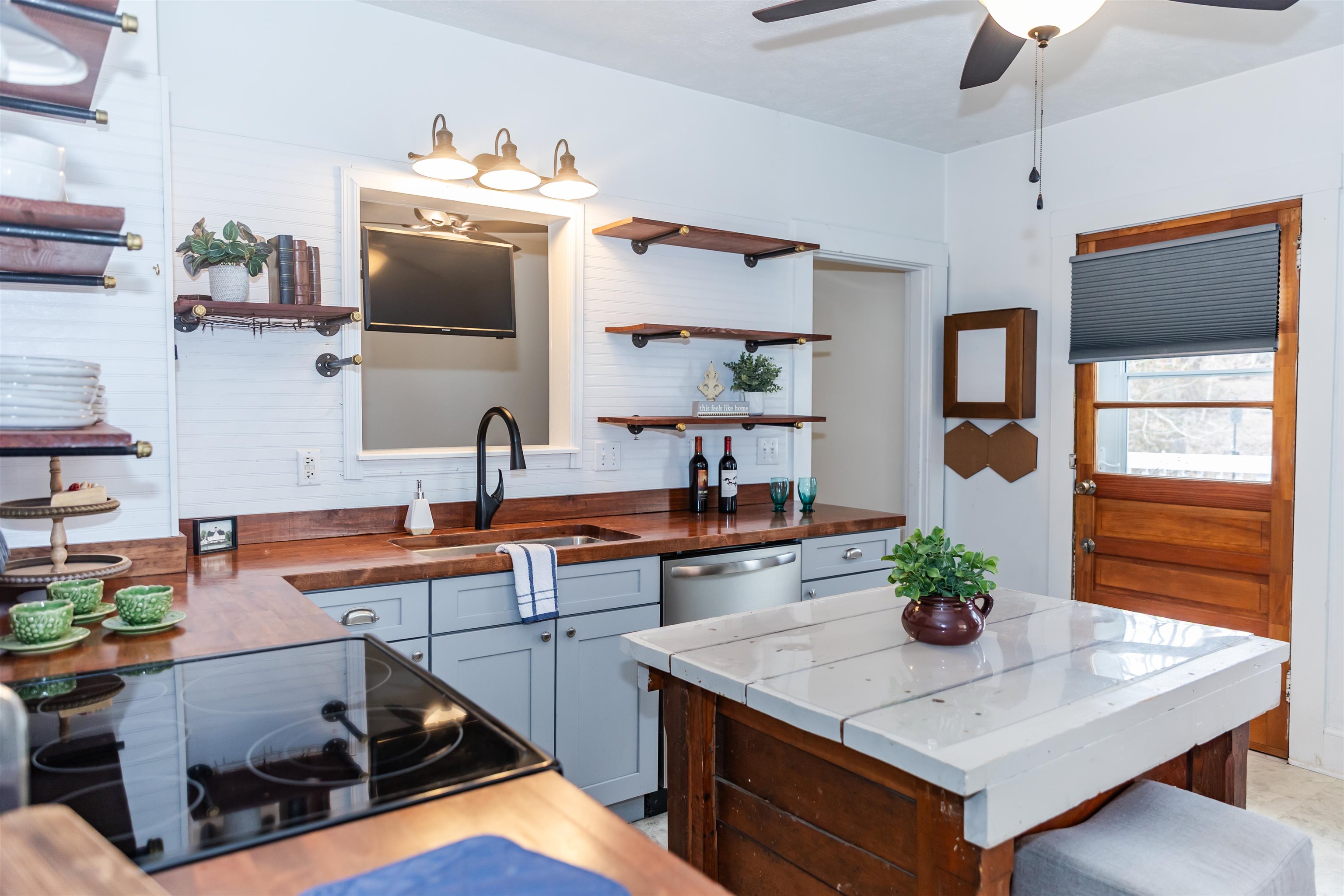 713 NW THORNHILL RD, LEXINGTON, Virginia 24450, 2 Bedrooms Bedrooms, ,1 BathroomBathrooms,Residential,713 NW THORNHILL RD,673655 MLS # 673655 713 NW THORNHILL RD, LEXINGTON, Virginia 24450, 2 Bedrooms Bedrooms, ,1 BathroomBathrooms,Residential,713 NW THORNHILL RD,673655 MLS # 673655