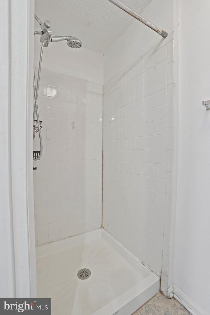 3454 VALE CT, WOODBRIDGE, Virginia 22192, 3 Bedrooms Bedrooms, 7 Rooms Rooms,2 BathroomsBathrooms,Residential,For sale,3454 VALE CT,VAPW2111664 MLS # VAPW2111664