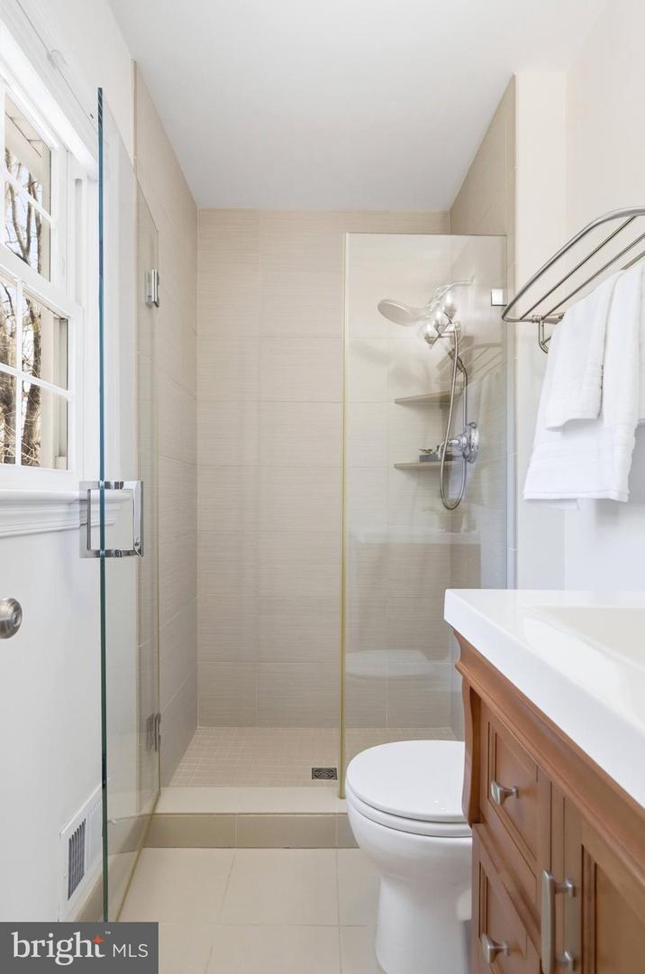 202 GLEN AVE SW, VIENNA, Virginia 22180, 4 Bedrooms Bedrooms, ,3 BathroomsBathrooms,Residential,For sale,202 GLEN AVE SW,VAFX2291500 MLS # VAFX2291500