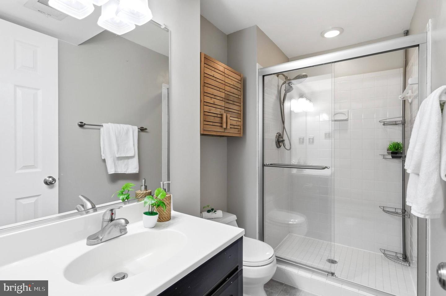 202 GLEN AVE SW, VIENNA, Virginia 22180, 4 Bedrooms Bedrooms, ,3 BathroomsBathrooms,Residential,For sale,202 GLEN AVE SW,VAFX2291500 MLS # VAFX2291500