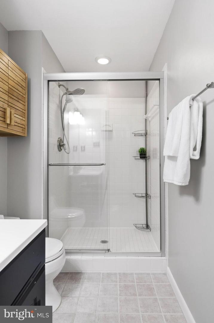 202 GLEN AVE SW, VIENNA, Virginia 22180, 4 Bedrooms Bedrooms, ,3 BathroomsBathrooms,Residential,For sale,202 GLEN AVE SW,VAFX2291500 MLS # VAFX2291500