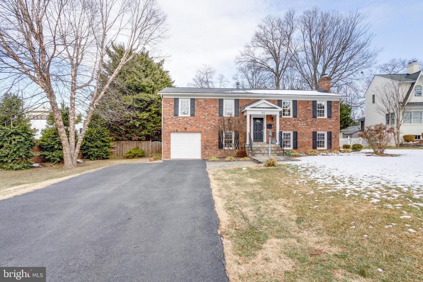 202 GLEN AVE SW, VIENNA, Virginia 22180, 4 Bedrooms Bedrooms, ,3 BathroomsBathrooms,Residential,For sale,202 GLEN AVE SW,VAFX2291500 MLS # VAFX2291500