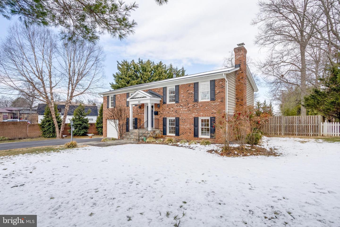 202 GLEN AVE SW, VIENNA, Virginia 22180, 4 Bedrooms Bedrooms, ,3 BathroomsBathrooms,Residential,For sale,202 GLEN AVE SW,VAFX2291500 MLS # VAFX2291500