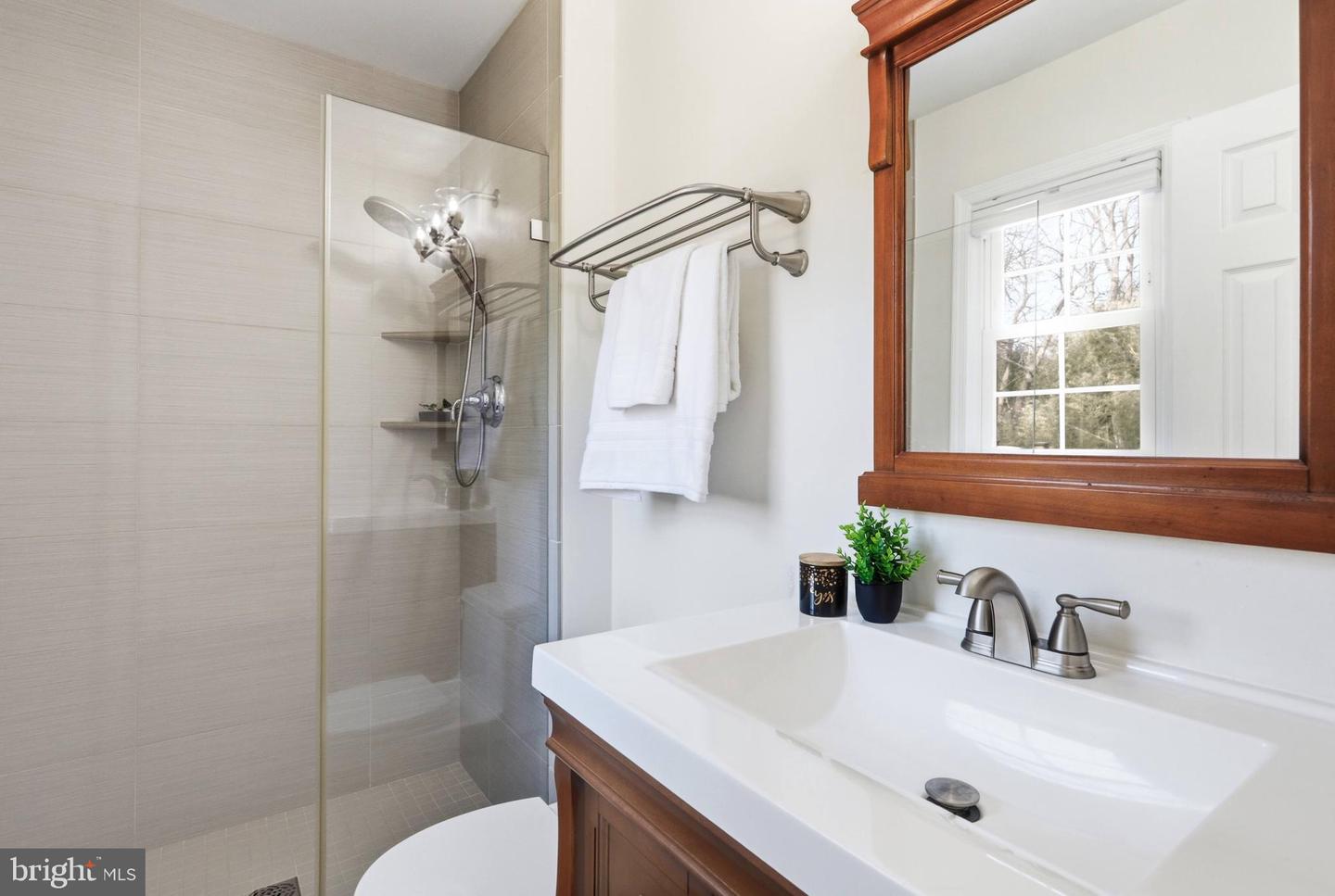 202 GLEN AVE SW, VIENNA, Virginia 22180, 4 Bedrooms Bedrooms, ,3 BathroomsBathrooms,Residential,For sale,202 GLEN AVE SW,VAFX2291500 MLS # VAFX2291500