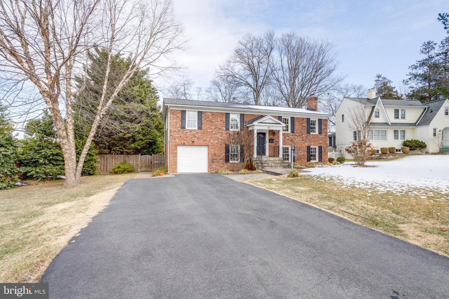 202 GLEN AVE SW, VIENNA, Virginia 22180, 4 Bedrooms Bedrooms, ,3 BathroomsBathrooms,Residential,For sale,202 GLEN AVE SW,VAFX2291500 MLS # VAFX2291500