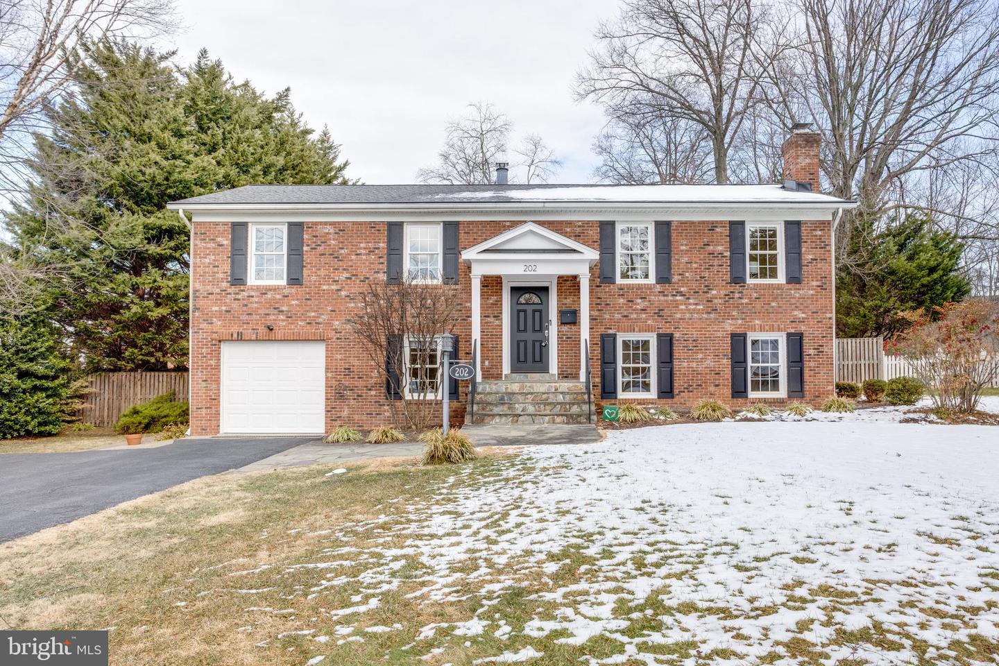 202 GLEN AVE SW, VIENNA, Virginia 22180, 4 Bedrooms Bedrooms, ,3 BathroomsBathrooms,Residential,For sale,202 GLEN AVE SW,VAFX2291500 MLS # VAFX2291500