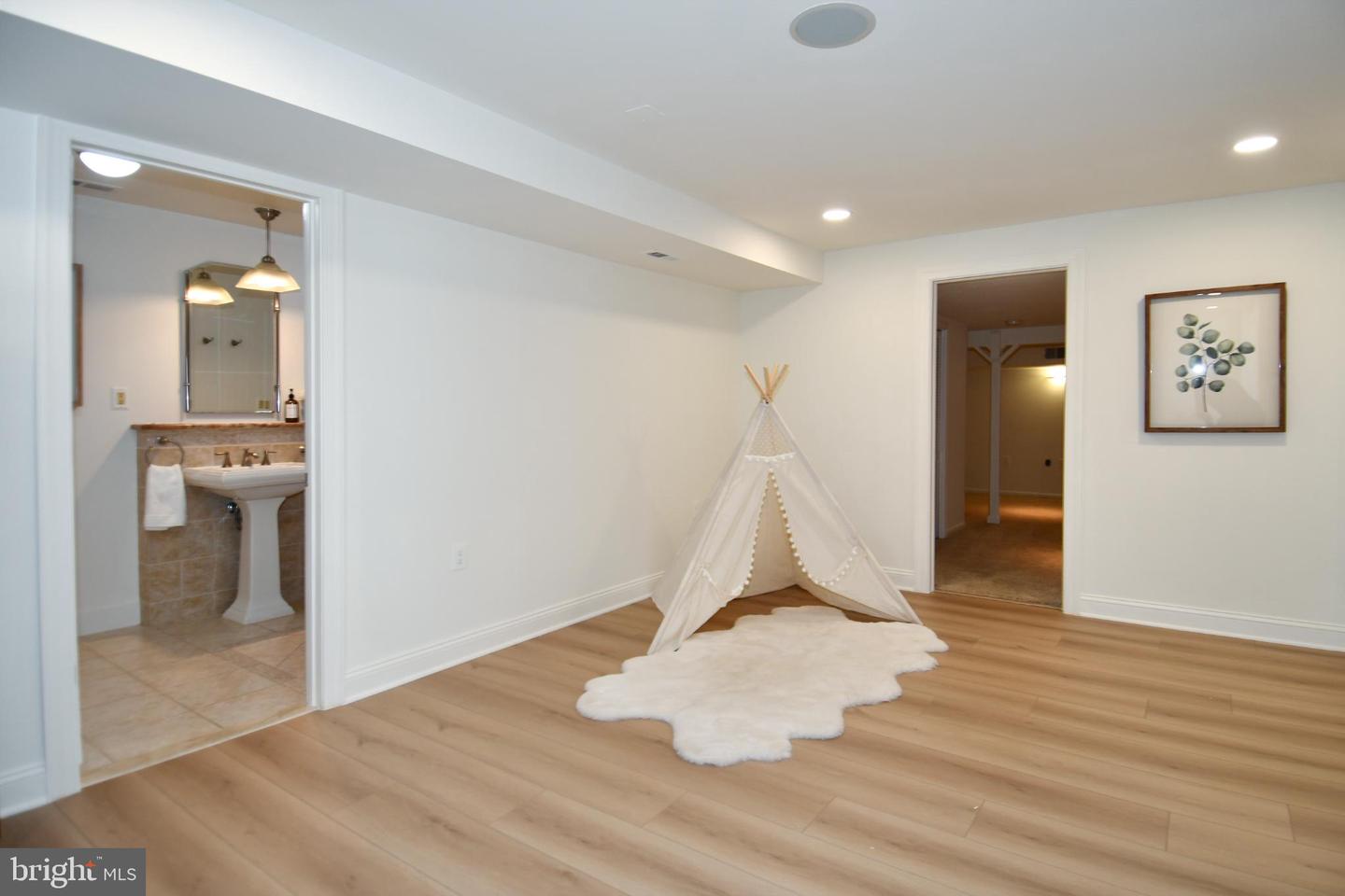 4407 GALESBURY LN, CHANTILLY, Virginia 20151, 5 Bedrooms Bedrooms, 20 Rooms Rooms,3 BathroomsBathrooms,Residential,For sale,4407 GALESBURY LN,VAFX2292588 MLS # VAFX2292588